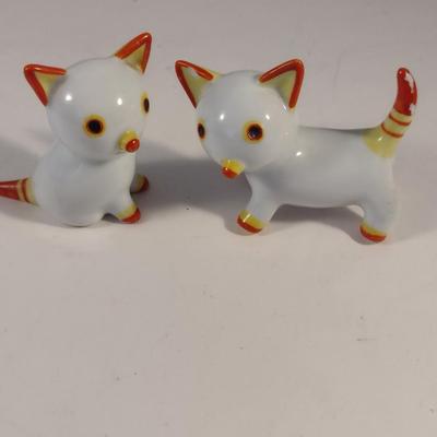 Sale Photo Thumbnail #529: Pair of Mid-Century Walter Bosse Metzler Ortloff Cat Figurines.  Please look at all pictures- items have missing paint.
