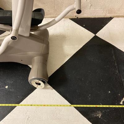 LOT 69: Yowza Fitness Elliptical Machine - Model Pompano