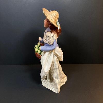 LOT 79: Byers' Choice Ltd. The Carolers - Flower Vendor Figurine with Box