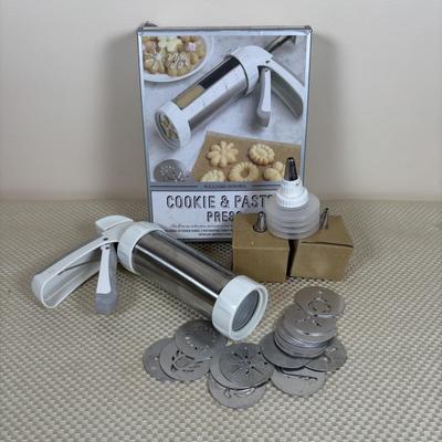 LOT 93: Longaberger Pie Basket, Cuisinart 14" Oval Baker Dish, Waffle Cone Ice Cream Bowls w/Spoons, William & Sonoma Cookies...