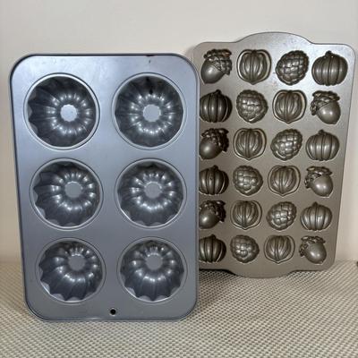 LOT 95: Bakers Delight: Pamper Chef Cookie Press, Longaberger Yellow Pie Plate, Spring Form Pan, Autum Cake-lite Pan, Wilton Round Pans,...