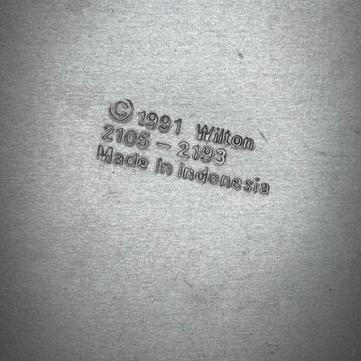 LOT 95: Bakers Delight: Pamper Chef Cookie Press, Longaberger Yellow Pie Plate, Spring Form Pan, Autum Cake-lite Pan, Wilton Round Pans,...