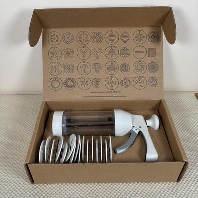 LOT 95: Bakers Delight: Pamper Chef Cookie Press, Longaberger Yellow Pie Plate, Spring Form Pan, Autum Cake-lite Pan, Wilton Round Pans,...