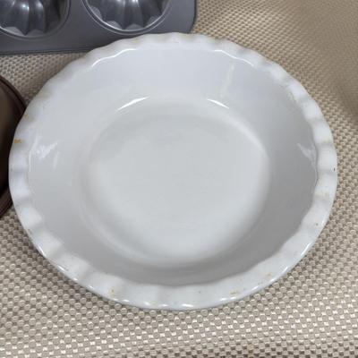 LOT 95: Bakers Delight: Pamper Chef Cookie Press, Longaberger Yellow Pie Plate, Spring Form Pan, Autum Cake-lite Pan, Wilton Round Pans,...