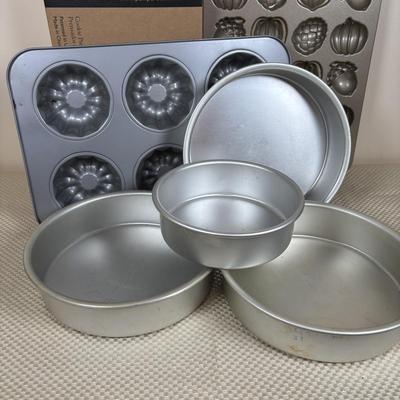 LOT 95: Bakers Delight: Pamper Chef Cookie Press, Longaberger Yellow Pie Plate, Spring Form Pan, Autum Cake-lite Pan, Wilton Round Pans,...