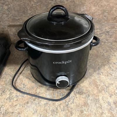 LOT 204: Crockpot Model CPSCRM20-BP , Farberware Food Processor Model FP000FBS with Cook Books