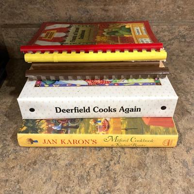 LOT 204: Crockpot Model CPSCRM20-BP , Farberware Food Processor Model FP000FBS with Cook Books