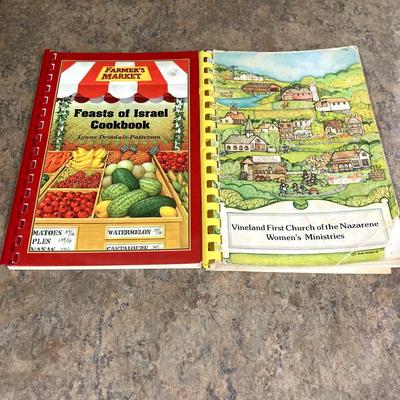 LOT 204: Crockpot Model CPSCRM20-BP , Farberware Food Processor Model FP000FBS with Cook Books