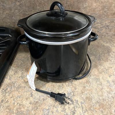 LOT 204: Crockpot Model CPSCRM20-BP , Farberware Food Processor Model FP000FBS with Cook Books