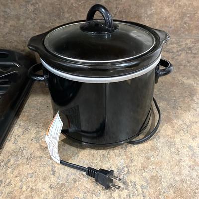 LOT 204: Crockpot Model CPSCRM20-BP , Farberware Food Processor Model FP000FBS with Cook Books