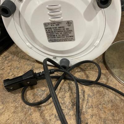 LOT 206: Hamilton Beach Slow Cooker Model Type SC26, Black & Decker Rice Cooker with Collection of Cook Books