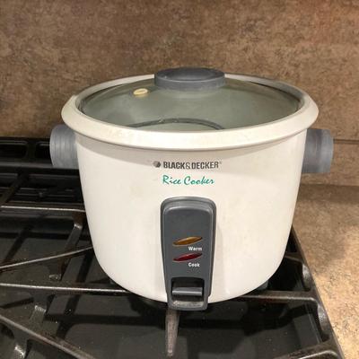 LOT 206: Hamilton Beach Slow Cooker Model Type SC26, Black & Decker Rice Cooker with Collection of Cook Books