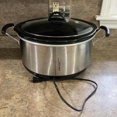 LOT 206: Hamilton Beach Slow Cooker Model Type SC26, Black & Decker Rice Cooker with Collection of Cook Books