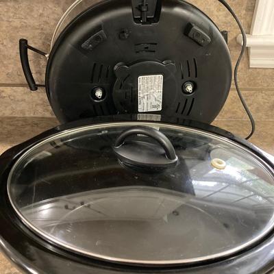 LOT 206: Hamilton Beach Slow Cooker Model Type SC26, Black & Decker Rice Cooker with Collection of Cook Books