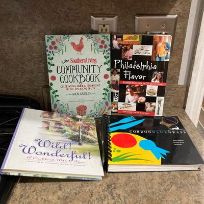 LOT 206: Hamilton Beach Slow Cooker Model Type SC26, Black & Decker Rice Cooker with Collection of Cook Books