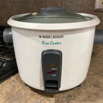 LOT 206: Hamilton Beach Slow Cooker Model Type SC26, Black & Decker Rice Cooker with Collection of Cook Books