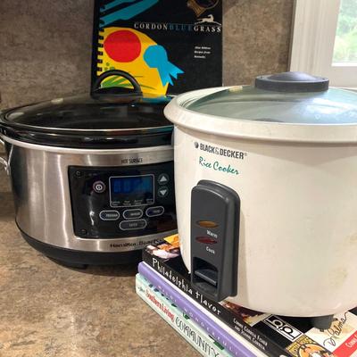 LOT 206: Hamilton Beach Slow Cooker Model Type SC26, Black & Decker Rice Cooker with Collection of Cook Books