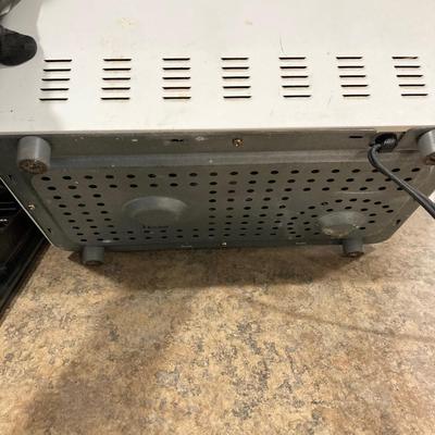 LOT 207: Hitachi Bread Making Machine HB-B101 with Collection of Cook Books