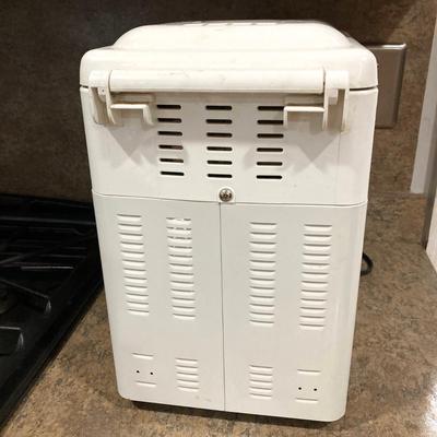 LOT 207: Hitachi Bread Making Machine HB-B101 with Collection of Cook Books