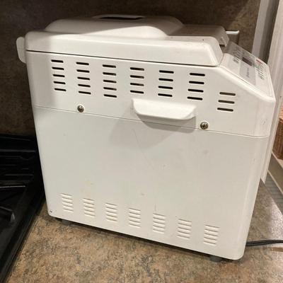 LOT 207: Hitachi Bread Making Machine HB-B101 with Collection of Cook Books