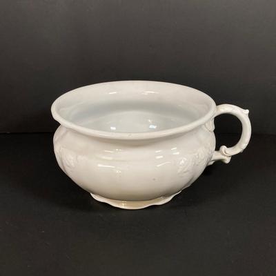 LOT 211: Vintage D.E. McNicol East Liverpool, O. Pitcher Wash Basin Set with Johnson Bros England Royal Ironstone China Chamber Pot