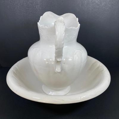 LOT 211: Vintage D.E. McNicol East Liverpool, O. Pitcher Wash Basin Set with Johnson Bros England Royal Ironstone China Chamber Pot
