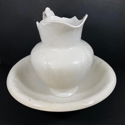 LOT 211: Vintage D.E. McNicol East Liverpool, O. Pitcher Wash Basin Set with Johnson Bros England Royal Ironstone China Chamber Pot