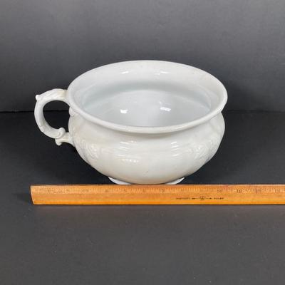 LOT 211: Vintage D.E. McNicol East Liverpool, O. Pitcher Wash Basin Set with Johnson Bros England Royal Ironstone China Chamber Pot