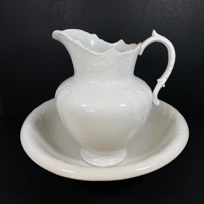 LOT 211: Vintage D.E. McNicol East Liverpool, O. Pitcher Wash Basin Set with Johnson Bros England Royal Ironstone China Chamber Pot