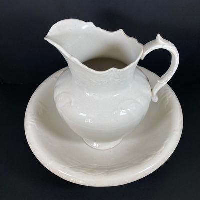 LOT 211: Vintage D.E. McNicol East Liverpool, O. Pitcher Wash Basin Set with Johnson Bros England Royal Ironstone China Chamber Pot