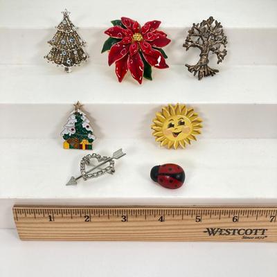 LOT 216: Collection of Vintage Brooches / Pins with Glass Trinket Dish