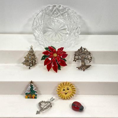 LOT 216: Collection of Vintage Brooches / Pins with Glass Trinket Dish