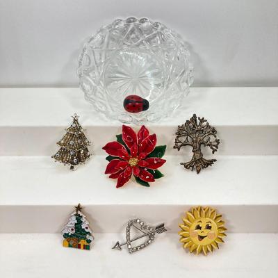 LOT 216: Collection of Vintage Brooches / Pins with Glass Trinket Dish