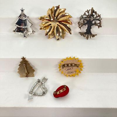 LOT 216: Collection of Vintage Brooches / Pins with Glass Trinket Dish