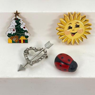 LOT 216: Collection of Vintage Brooches / Pins with Glass Trinket Dish
