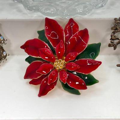 LOT 216: Collection of Vintage Brooches / Pins with Glass Trinket Dish