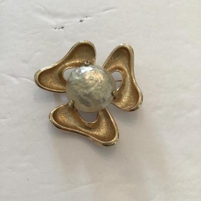 Sale Photo Thumbnail #14: Beautiful vintage Sarah Coventry brooch please see attached photos