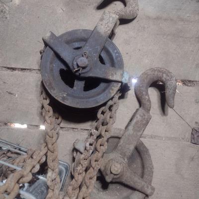 Pair of Metal Pulleys Includes Chain