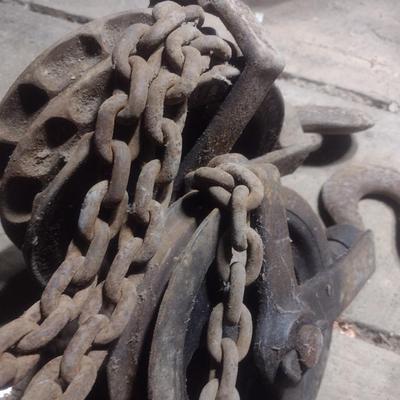 Pair of Metal Pulleys Includes Chain