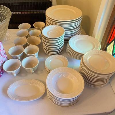 Sale Photo Thumbnail #185: Shenango China Set   USA
Approximately 65 Pieces