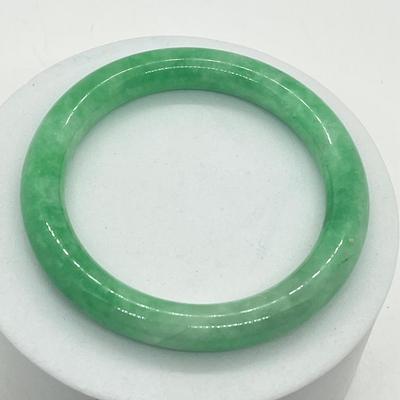 LOT 4: Pretty Vintage Thick Jade Bangle Bracelet