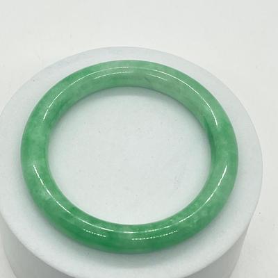 LOT 4: Pretty Vintage Thick Jade Bangle Bracelet