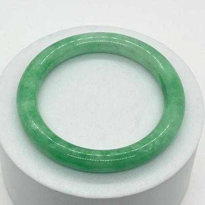 LOT 4: Pretty Vintage Thick Jade Bangle Bracelet