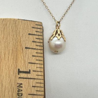LOT 10: 14K Yellow Gold 13" Necklace with Pearl Pendant and Pearl Stud Earrings - 2.0 GTW