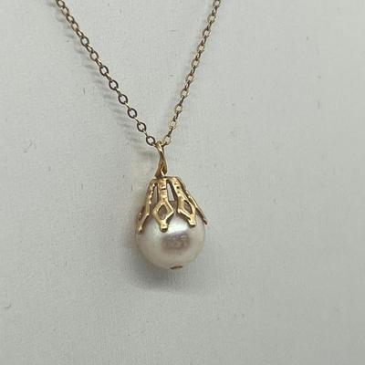 LOT 10: 14K Yellow Gold 13" Necklace with Pearl Pendant and Pearl Stud Earrings - 2.0 GTW