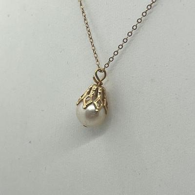 LOT 10: 14K Yellow Gold 13" Necklace with Pearl Pendant and Pearl Stud Earrings - 2.0 GTW