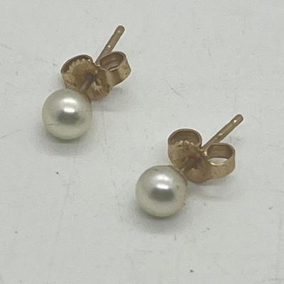 LOT 10: 14K Yellow Gold 13" Necklace with Pearl Pendant and Pearl Stud Earrings - 2.0 GTW