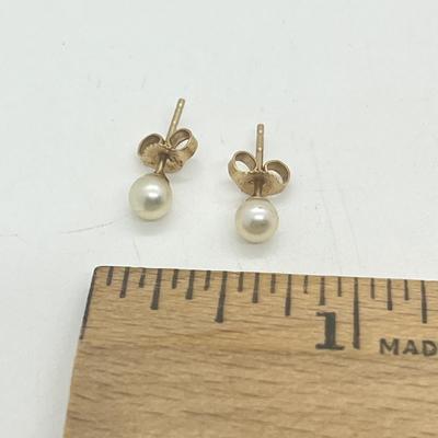 LOT 10: 14K Yellow Gold 13" Necklace with Pearl Pendant and Pearl Stud Earrings - 2.0 GTW