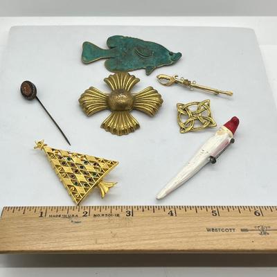 LOT 20: Vintage Pins/Brooches - Richelieu and More!