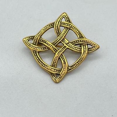 LOT 20: Vintage Pins/Brooches - Richelieu and More!